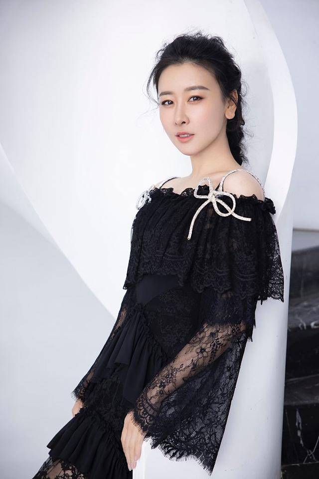 毛俊杰秋日氛围感写真曝光着黑色一字肩纱裙暖意回眸