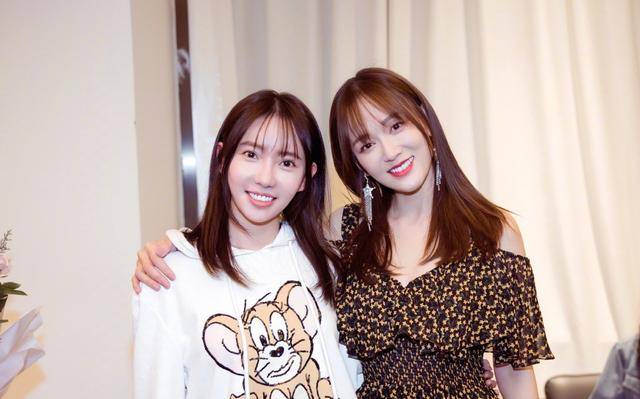 她是白宇的女朋友穿卫衣配包臀蛋糕裙梳空气刘海少女感爆棚