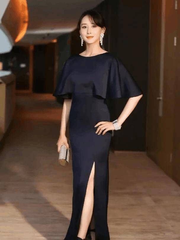 胡静认真打扮起来太美了穿黑色长裙也有富豪气质真养眼
