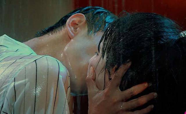 演员请就位2晏紫东和小彩旗雨中拥吻把拔丝吻带火了