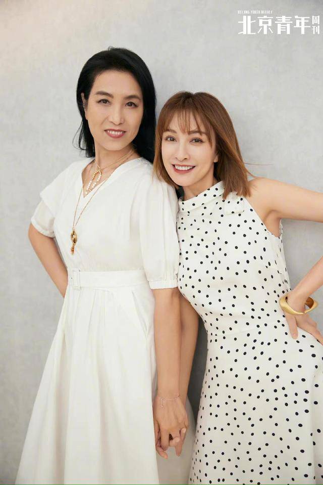 吴昕和妈妈登某杂志纯白色套装气质不相上下笑起来差点分不清