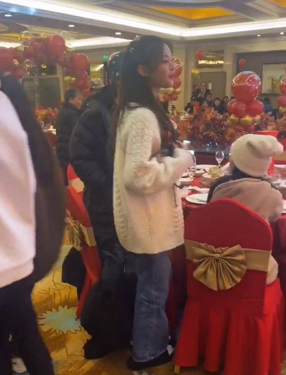 当寿宴正式开始后,司仪邀请杨超越的爸爸和杨超越父女俩一起上台,而从