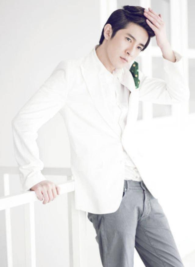 季肖冰白色着装有种酷酷的感觉还带有几分文艺清新满脸帅气