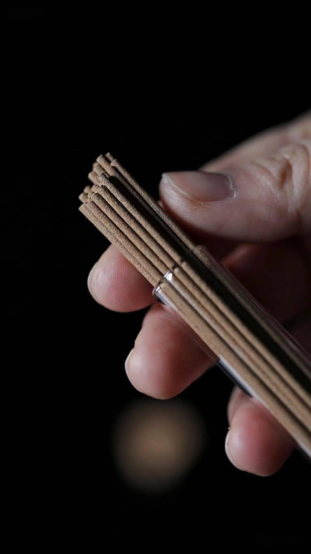 2,纯天然的线香因着没有添加化学品,燃烧后,掉落的香灰不会烫手,在品