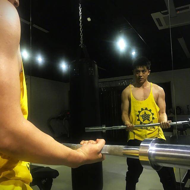 李佳航帅气的长相下隐藏着一副结实的肌肉身材太赞了