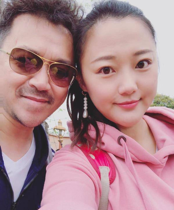 王学兵近照罕见曝光风波4年后长胖了与小15岁三婚老婆恩爱6年