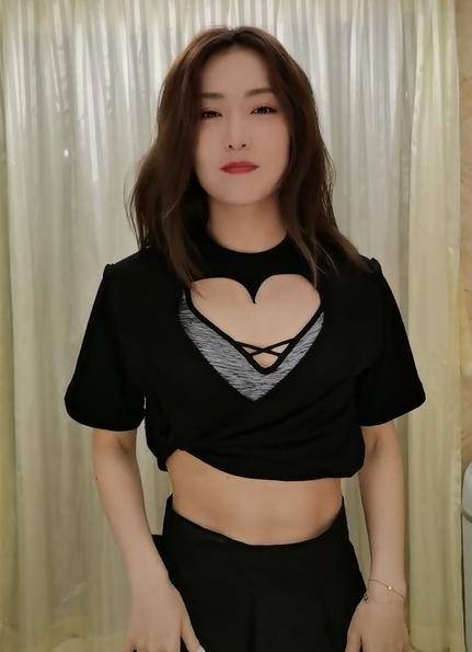 34岁白冰罕走性感风穿露脐装秀马甲线腰肢扭动姿态妩媚