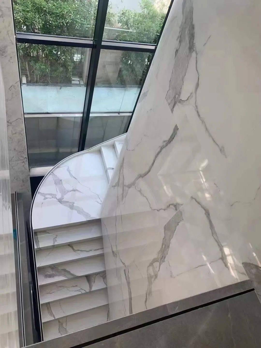 岩板楼梯踏步适合哪些做法?_造型_石材_大理石