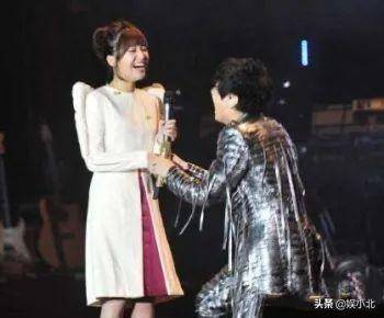 蔡徐坤彩排到凌晨被赞敬业热巴撕衣服热舞迪丽热巴撕衣服