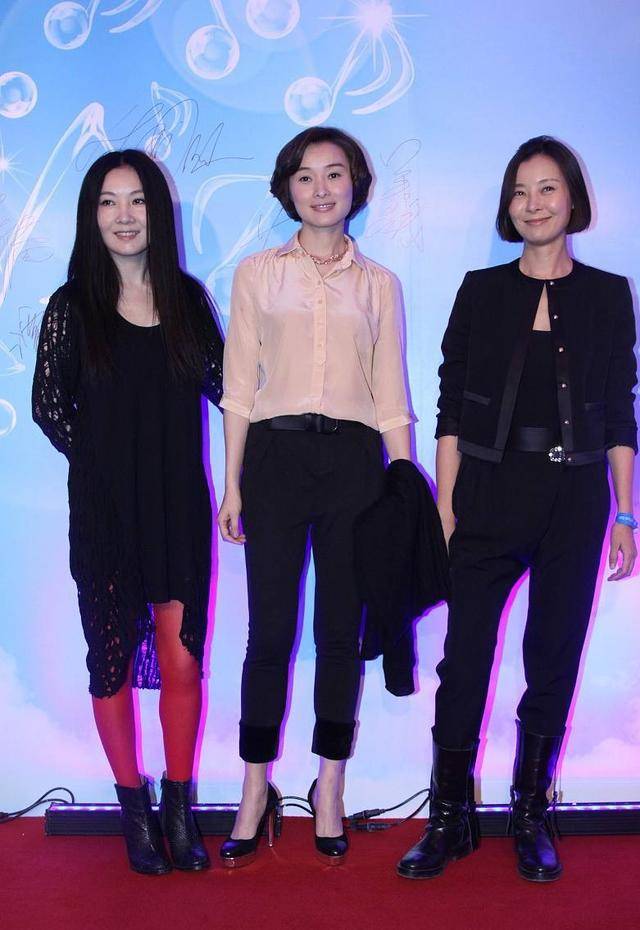 吴越与柯蓝同框,一个76年一个72年,仅差4岁却不像同龄人