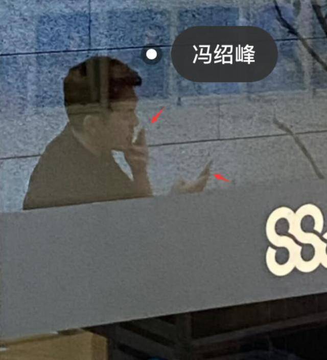 冯绍峰搭档童瑶拍戏躲在室内抽烟玩手机一脸愁容心情不佳