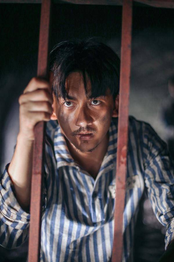 康磊《爱国者》上线怼不停 首演悍匪展多面演技_角色_狱霸_张鲁一