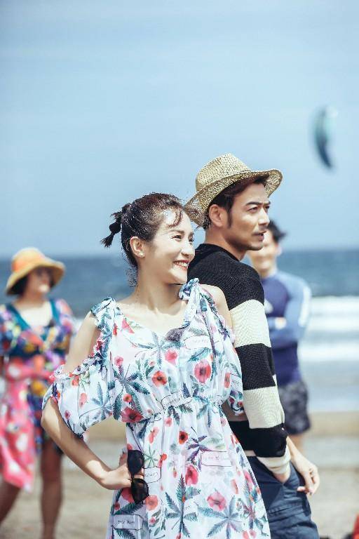 杨烁与妻子海边踏浪起舞 八块腹肌超级抢镜_王黎雯_互动_一家
