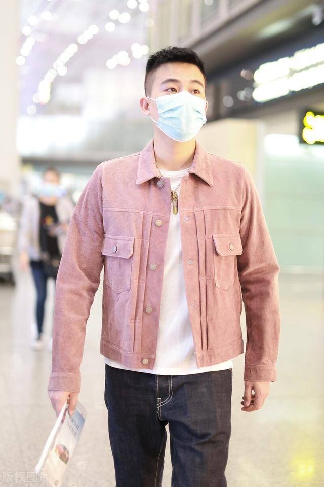 欧豪现身机场短发干练颜值高穿粉色马甲帅气又迷人