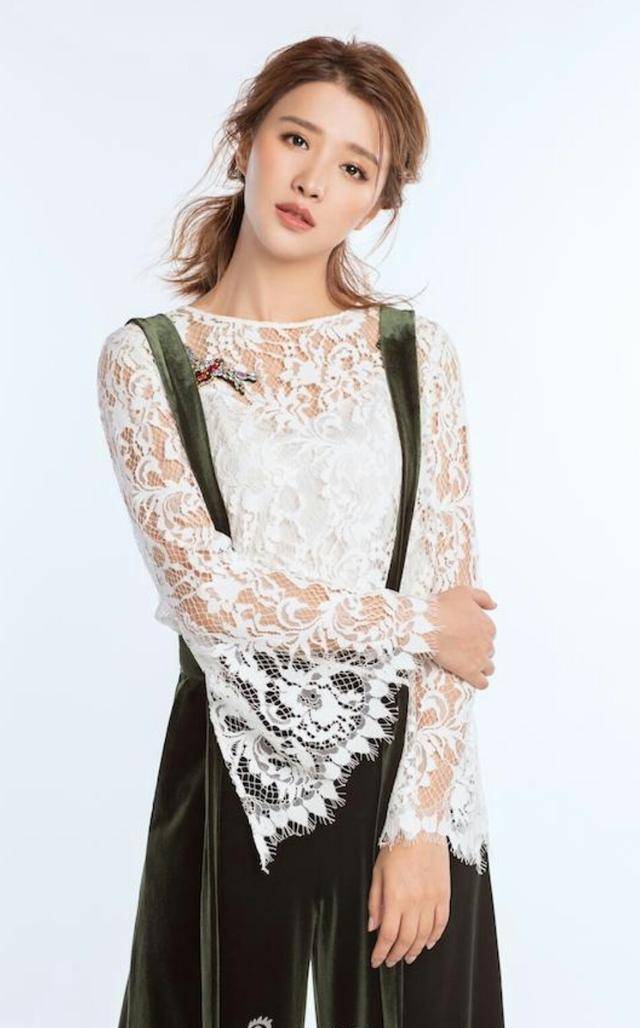 张杨果而"田园风"写真 清新甜美!_镂空_果儿_吊带