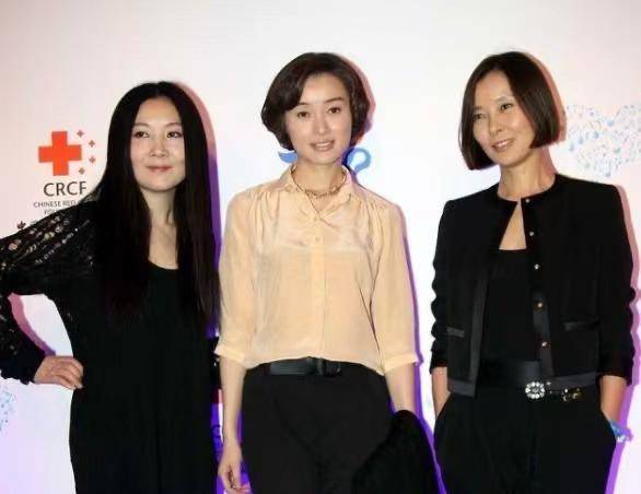 同龄的吴越与柯蓝同框,不刻意扮嫩也不显老,奔五女人最美的样子_女性