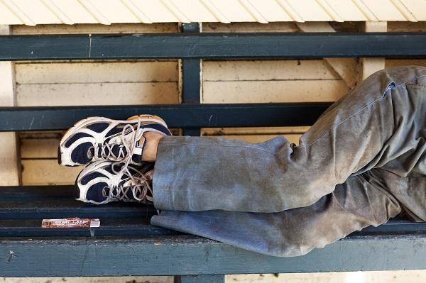 90后流浪汉常年住桥洞下民警牵线父子相见终回家