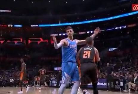 倒地|假摔？大瓦格納用臉去撞哈滕手臂 隨后應(yīng)聲倒地“痛苦”捂臉