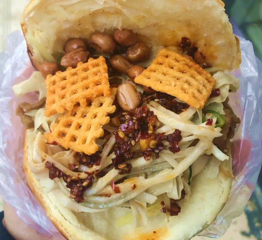 点口感酥脆的锅巴绝对是菜夹馍的点睛之笔~当当当,花干鸡蛋夹馍登场!