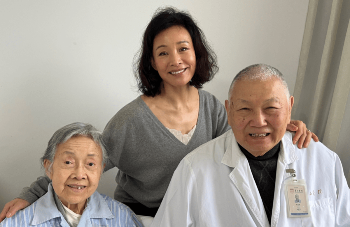 陈冲的母亲在今年2月被确诊患有淋巴癌,当时陈冲在大年三十就赶到上海