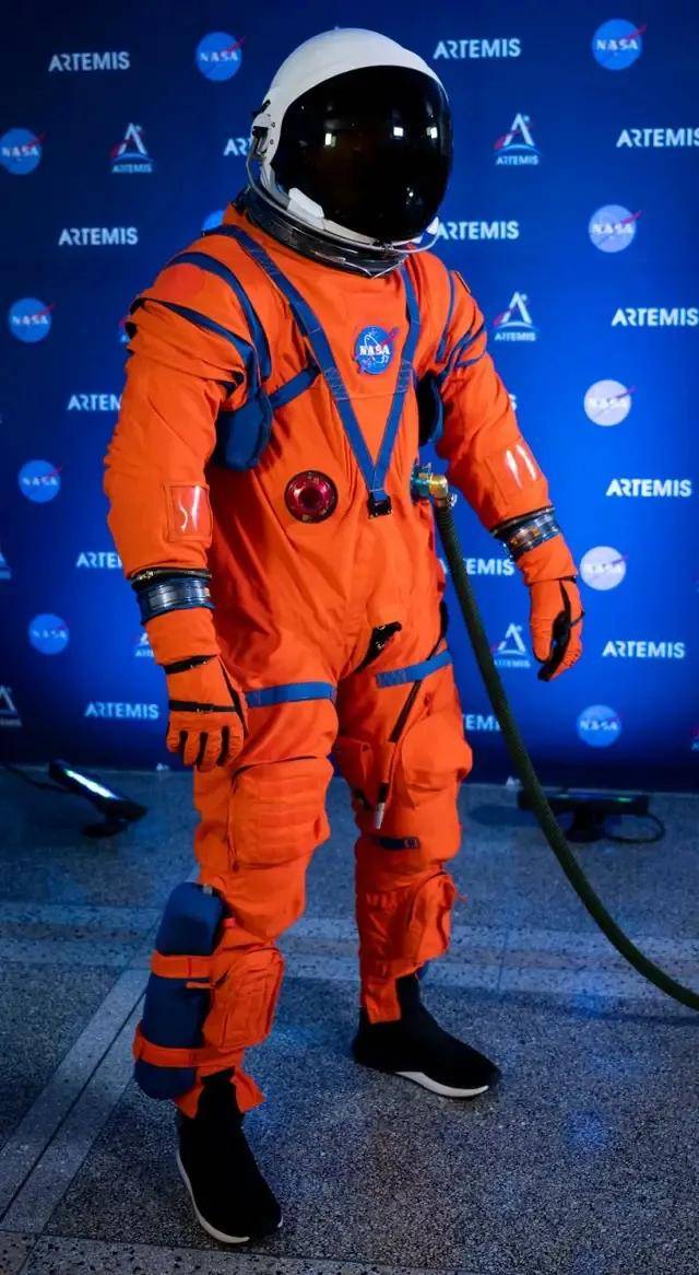 一套价值几亿美金的宇航服nasa新款航天服