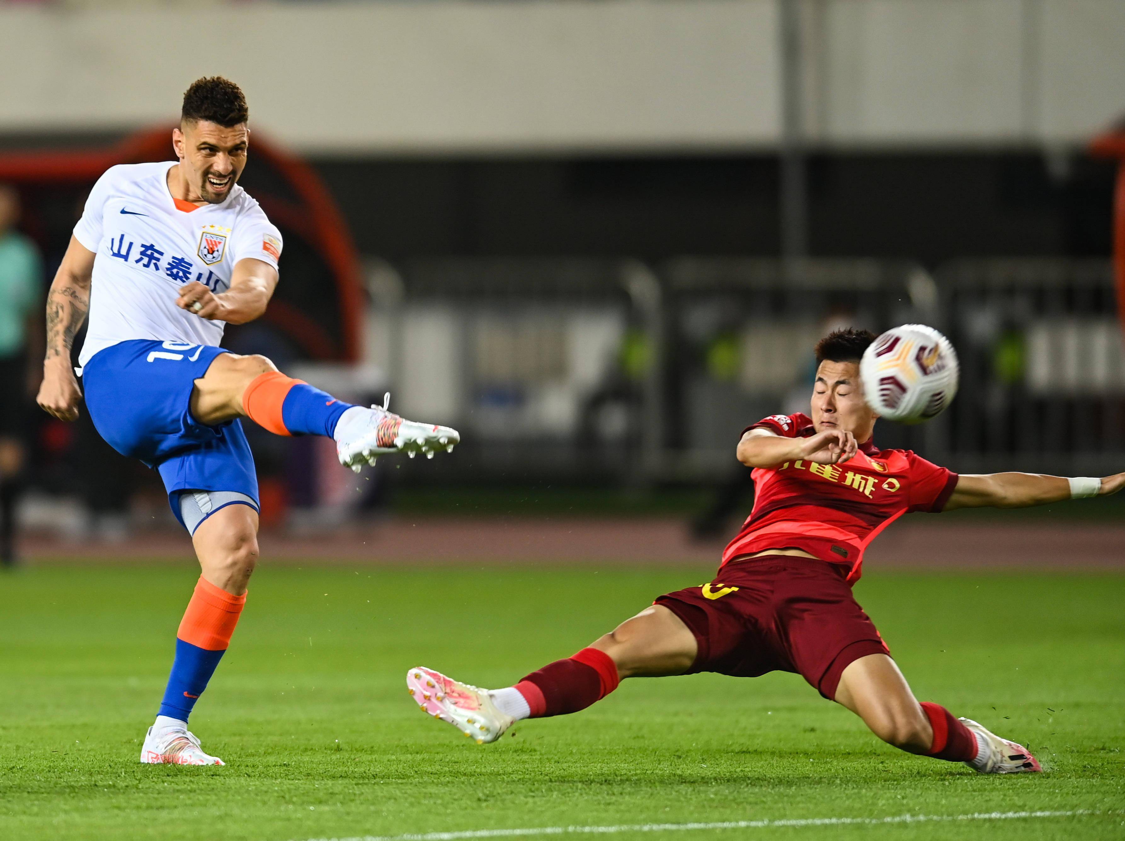 12月13日,山东泰山队球员庆祝得分.新华社照片,广州,2021年12月13日