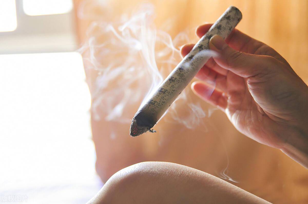 艾灸_进行_中药