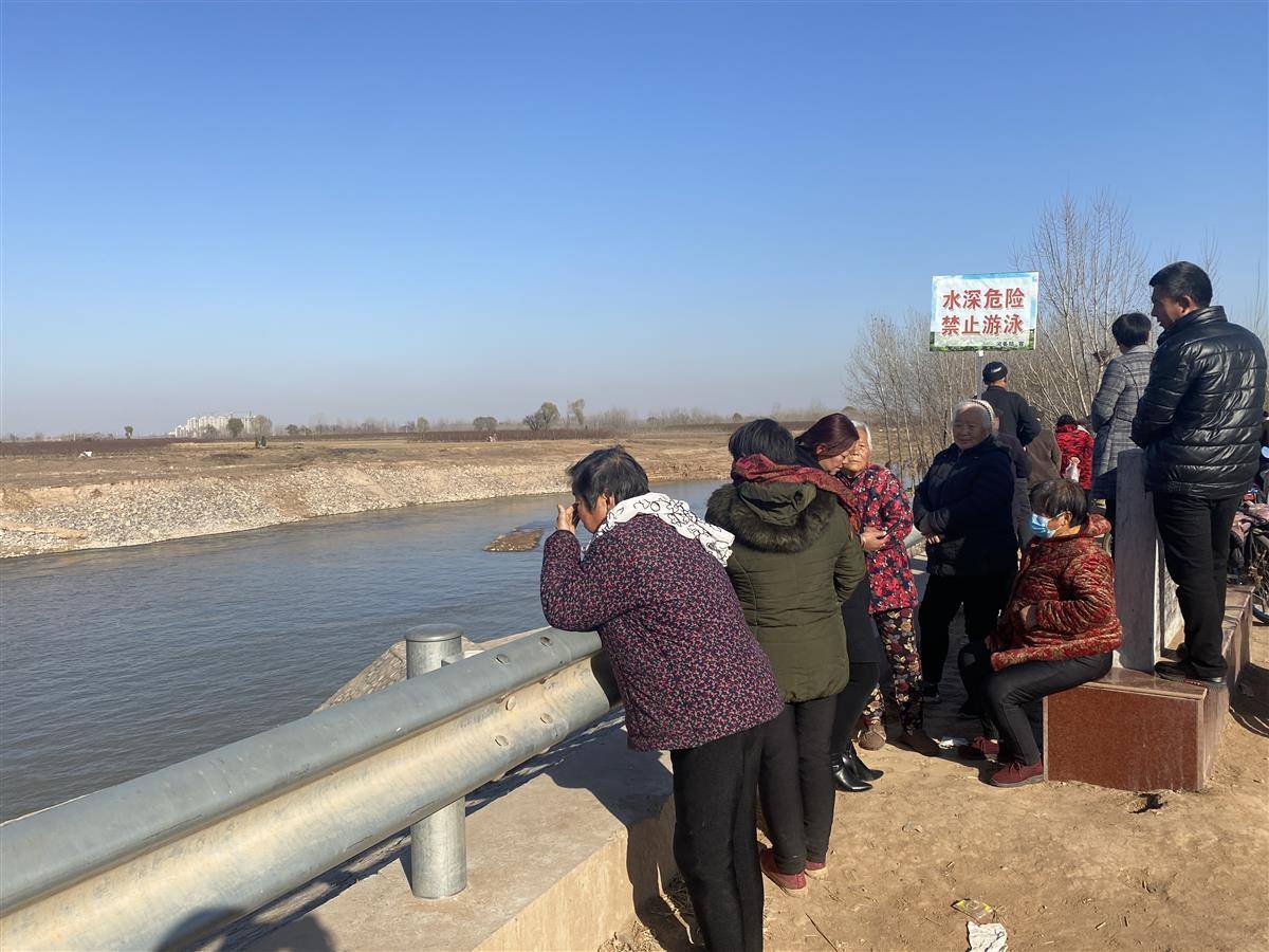 为打捞渔民尸体搜寻近20天,橡皮艇靠近滚水坝时侧翻_漳河_村民_船只