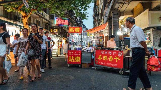 武漢市區逛街的人絲毫不減,熱乾麵小吃賣得火爆_夜市_攤位_城市