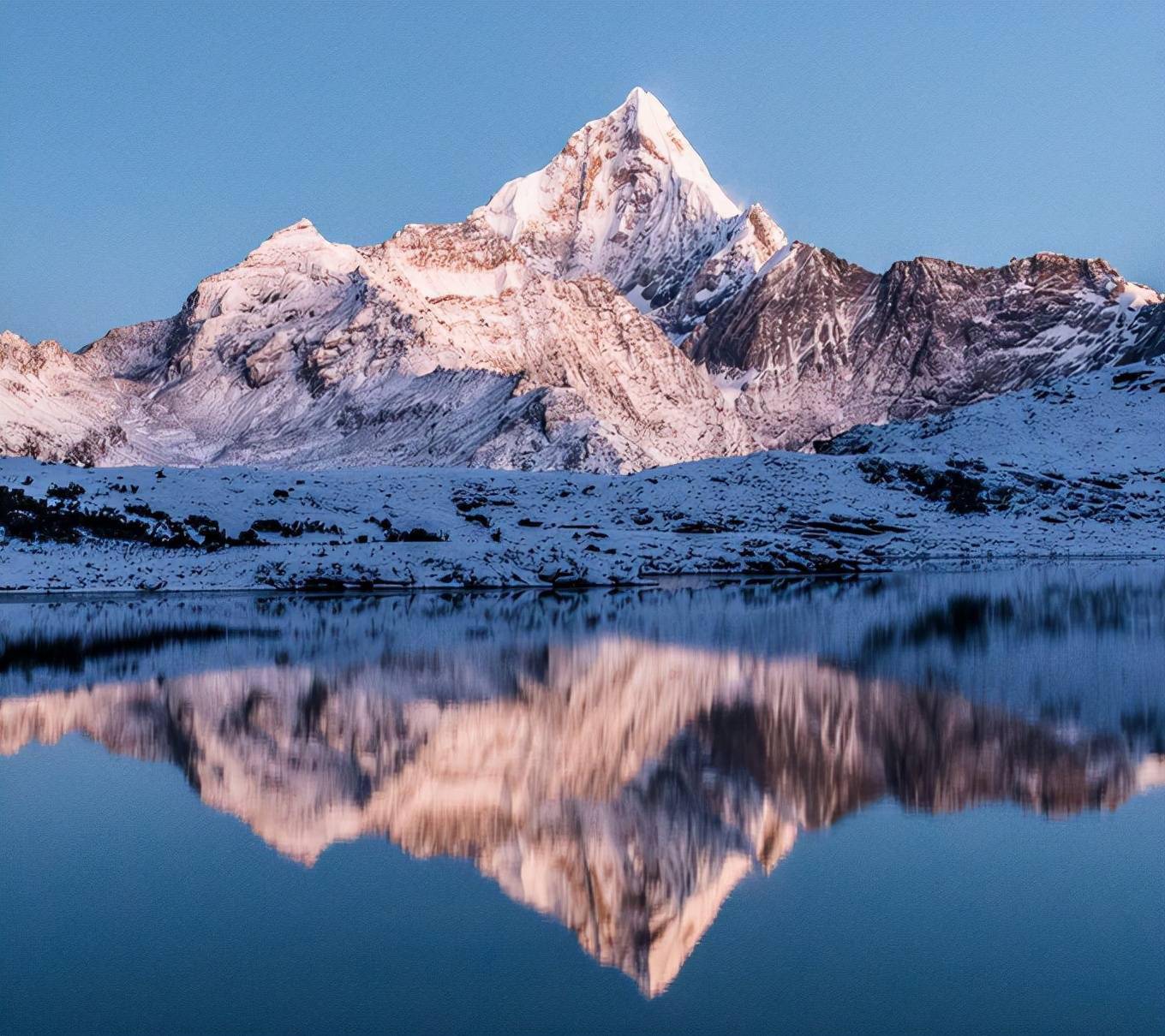 冬天的四姑娘山日光倾城圣洁而纯净是真正的神的天堂