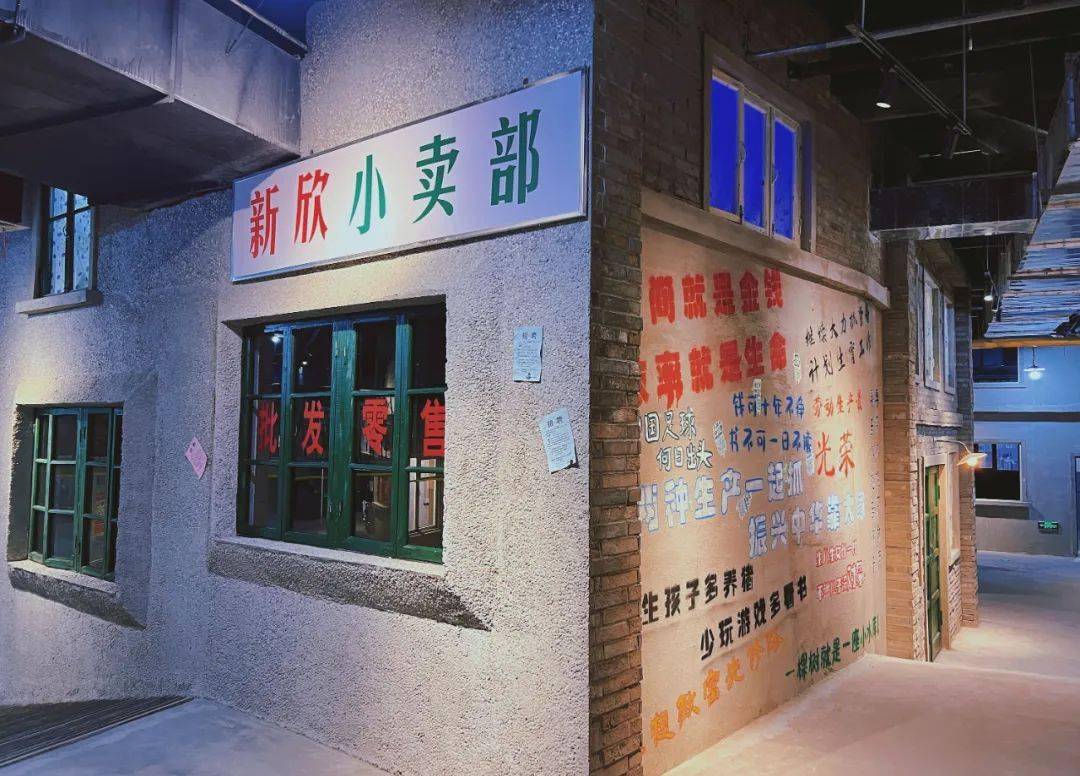 像音像店,明星卡带海报,小卖部,游戏厅,老电视机,录像带.