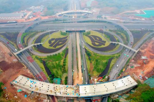 直到近日"青龙咀立交桥东西双向辅道桥"贯通,才让"悟空立交"的"额头"