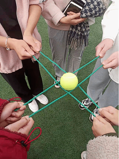 游戏现场:秋风萧瑟,落叶飞舞,我院田径场上聚集了一群热爱运动的青年