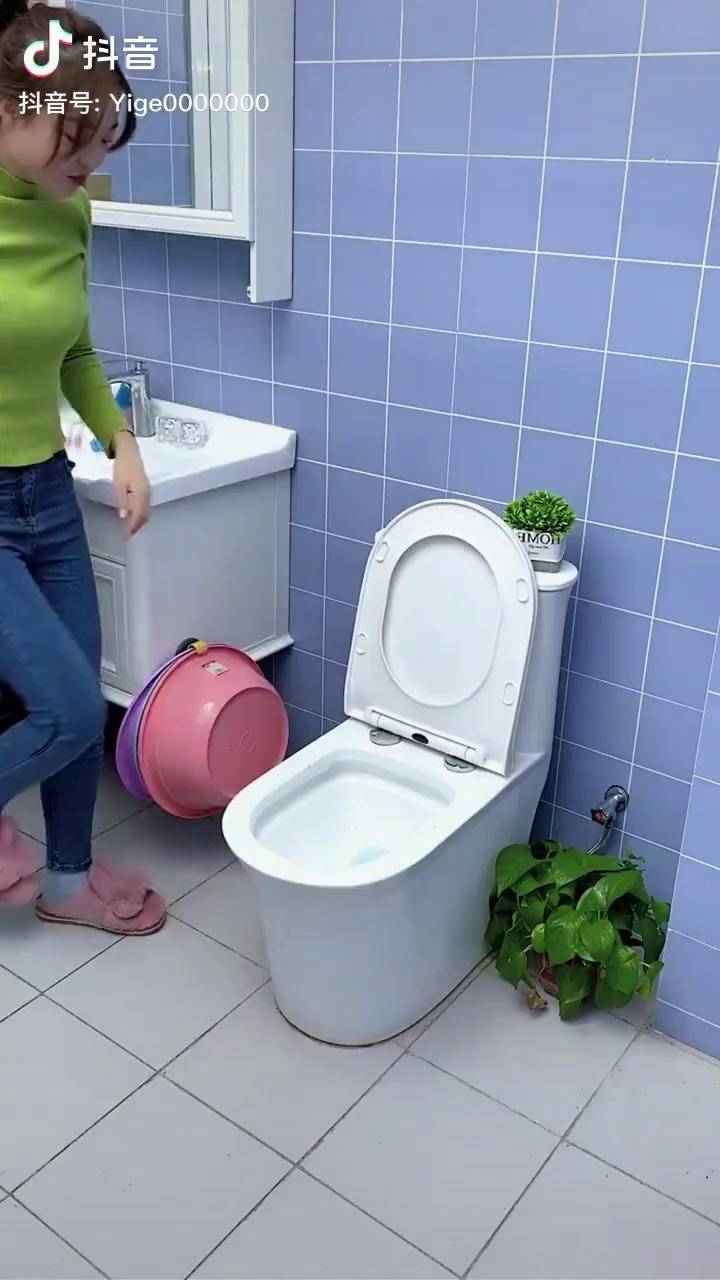 有没有同款女朋友每次上厕所都踩在马桶上蹲的越高水花溅的越高快来试