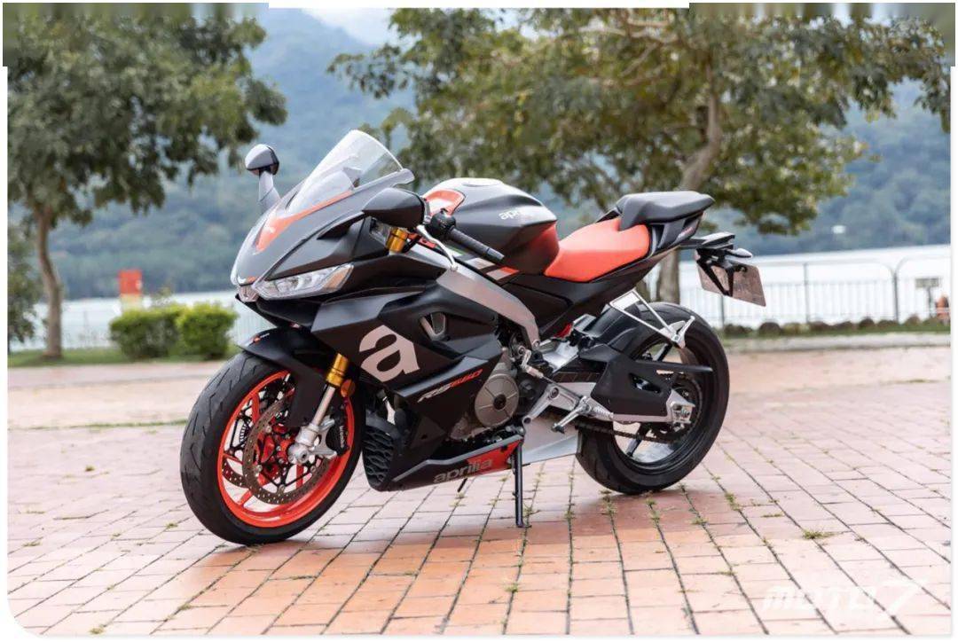 [ 尖峰对决 ] 台媒测评：新世代双缸仿赛 YZF-R7 vs RS660 谁能胜出？_搜狐汽车_搜狐网