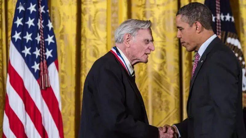 物理学|54岁失业搞研究，97岁获诺贝尔奖：自己卷自己最高境界！