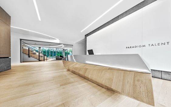 因此前台的装修无论是风格的选择,场景的布置还是造型的推敲,都要认真