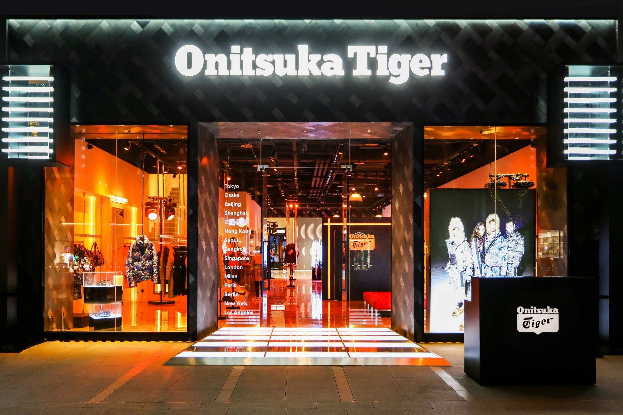 onitsukatiger鬼冢虎成都晶融汇购物中心形象店开业