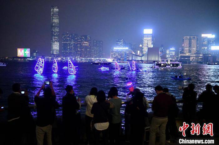 航行|香港滑浪风帆会于维多利亚港举办滑浪风帆夜间表演赛