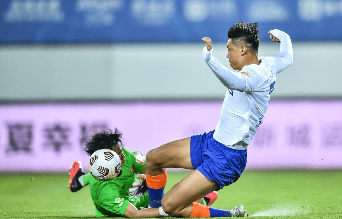 刘洋禁区内借徐新助攻扩大领先优势;郭田雨接莫伊塞斯传中头球破门3球