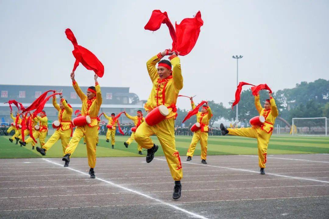 透出开疆拓土般的勃勃英姿带着浓郁的西北风安塞腰鼓战队鼓点密集