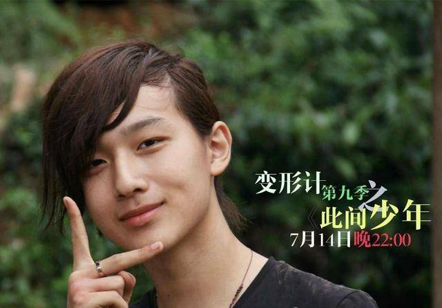 他是变形计的此间少年李宏毅如今束发扮古装帅到心脏跳