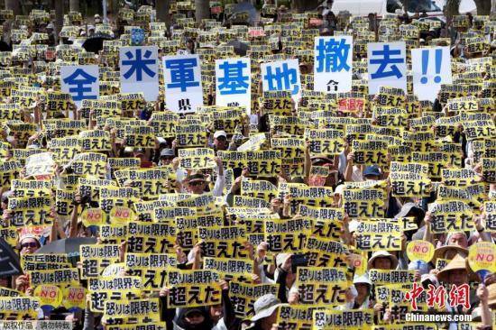 反对美军机场为搬迁填海造陆 日本冲绳民众乘皮划艇抗议