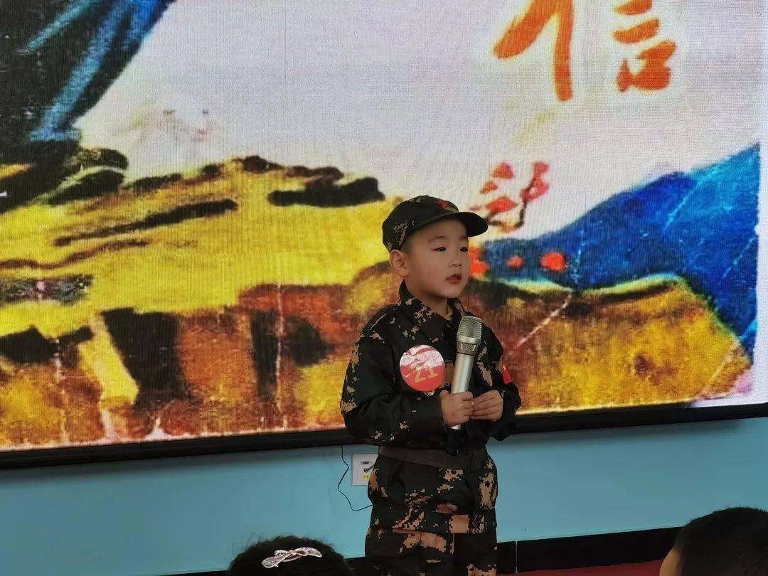 声情并茂地讲述着"初生牛犊不怕虎"的少年英雄王二小;徒步走完长征的"