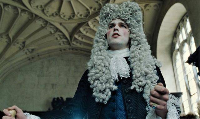 你知道为什么18世纪的欧洲男人戴着巨大的假发并在脸上抹粉吗