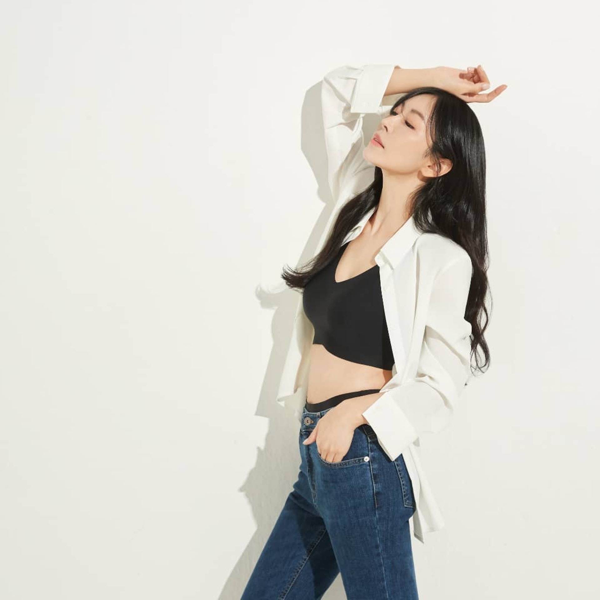 因顶楼爆火广告接到手软金素妍最新广告片大秀女人味