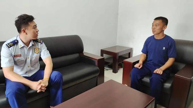 首先,大队长赵亚龙与专职消防员开展"一对一"谈心谈话,采取"面对面","