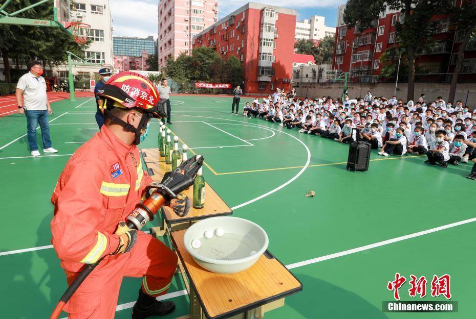 北京:中學生校園內學習消防安全知識_西城區_賈天勇_救援