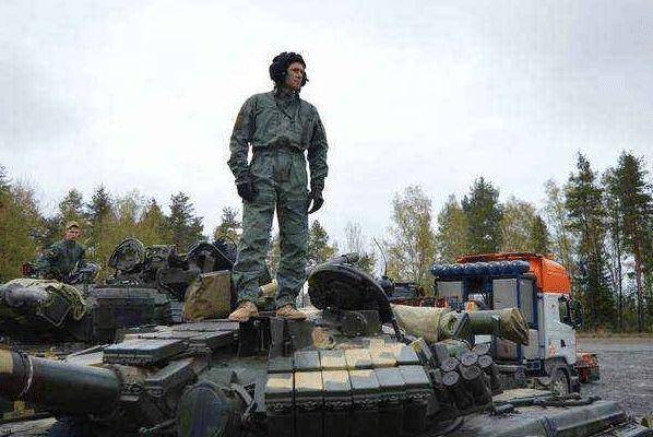 意外发现敌人偷袭,抢先开火一分钟击毙11人_混合_东乌_部队