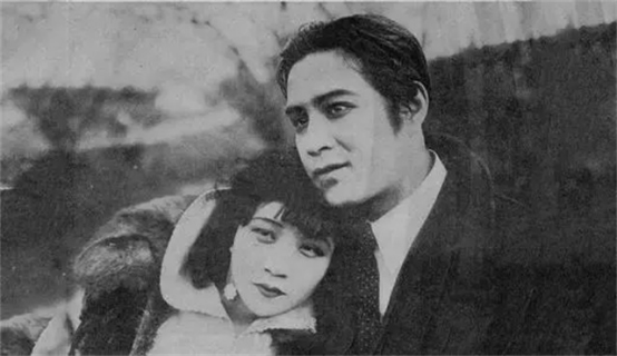 阮玲玉出演了电影《新女性》,并且因为工作相处与导演蔡楚生越走越近